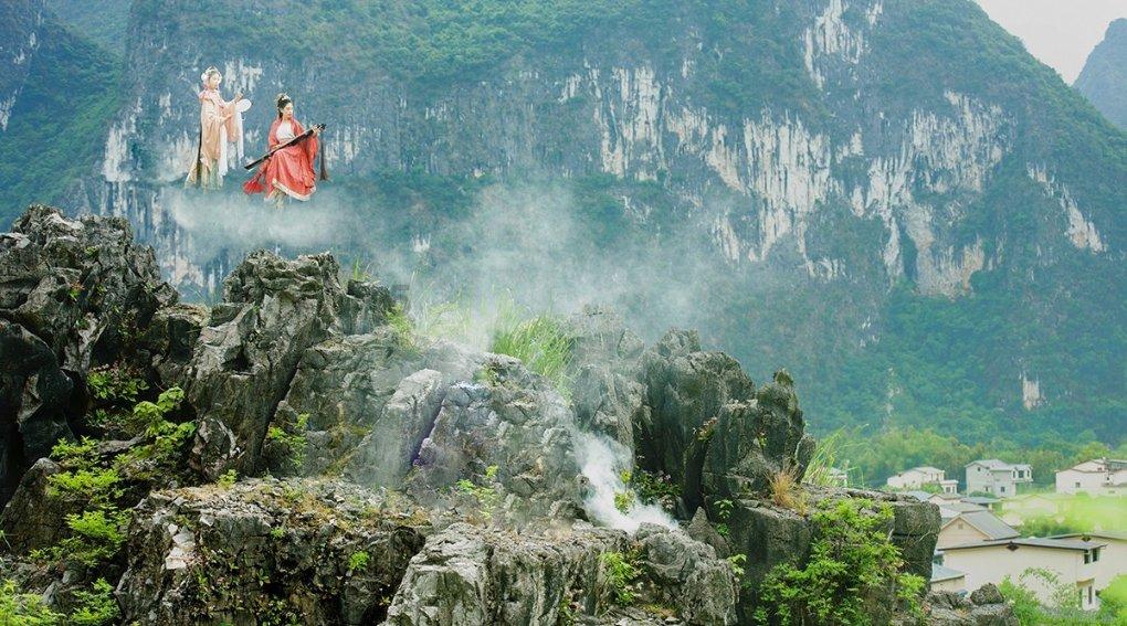 液体黄金鞋!高校向师生免费发放4万双跑鞋 一双1299元